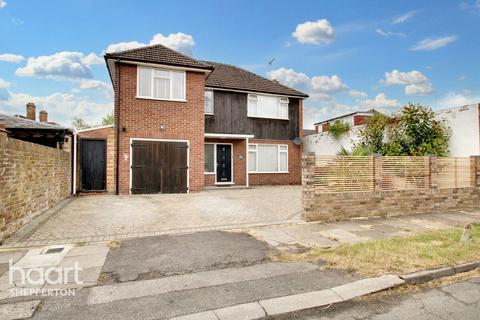 4 bedroom detached house for sale, Wadham Close, Shepperton