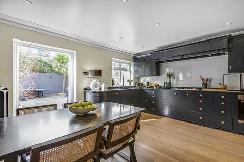 19 Topiary Square, Richmond, TW9 2DB