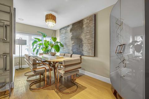 19 Topiary Square, Richmond, TW9 2DB