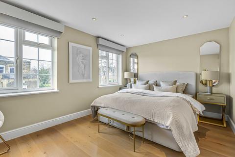 19 Topiary Square, Richmond, TW9 2DB