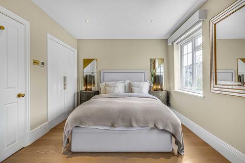 19 Topiary Square, Richmond, TW9 2DB