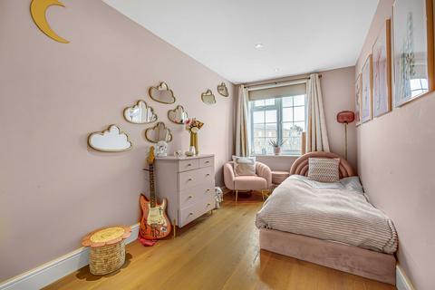 19 Topiary Square, Richmond, TW9 2DB