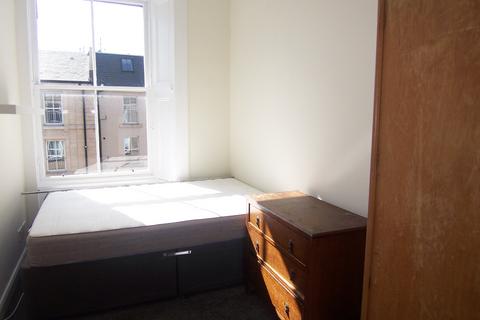 3 bedroom flat to rent, Valleyfield Street, Edinburgh EH3