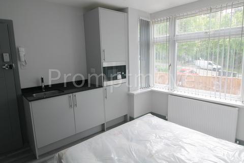 1 bedroom in a house share to rent, 10 Eaton Green Road Luton LU2 9HB