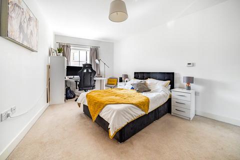 35, Edison House Flambard Way, Godalming, GU7 1FF