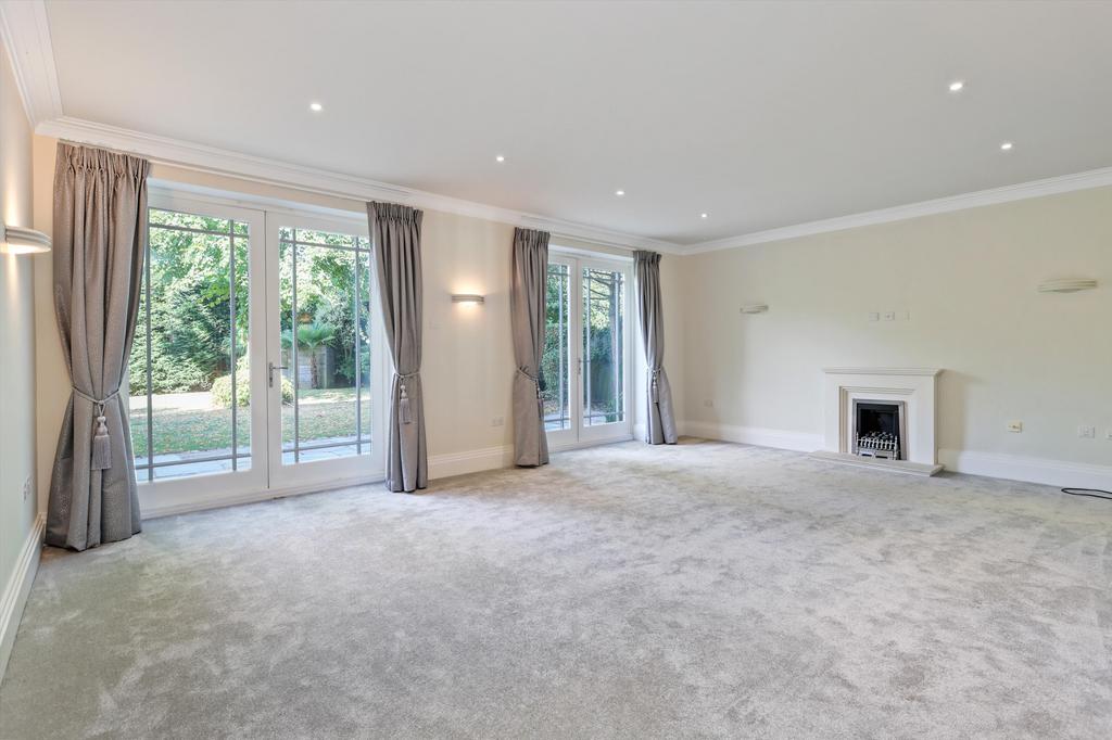 Fairbourne, Cobham, Surrey, KT11 5 bed detached house to rent £12,500