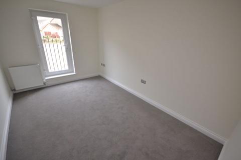 2 bedroom ground floor flat to rent, Southend Road, Stanford-Le-Hope, SS17