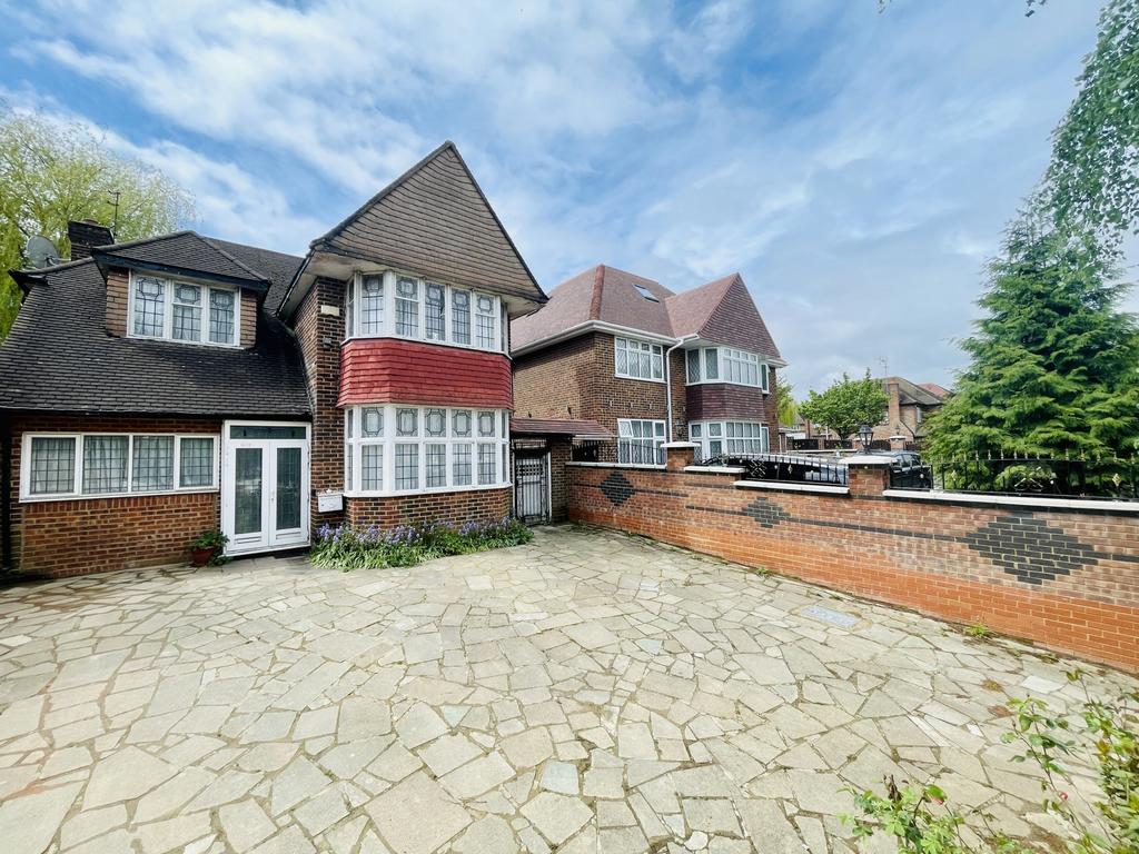 Salmon Street, Wembley, NW9 4 bed detached house for sale £1,000,000