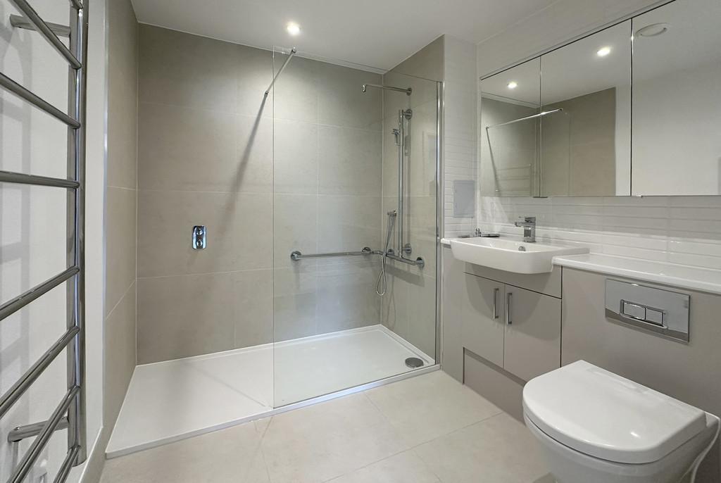 41 LG Shower Room