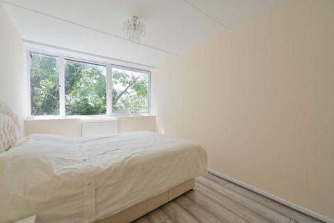 4 bedroom flat to rent, Beaconsfield Road, Elephant and Castle, London, SE17