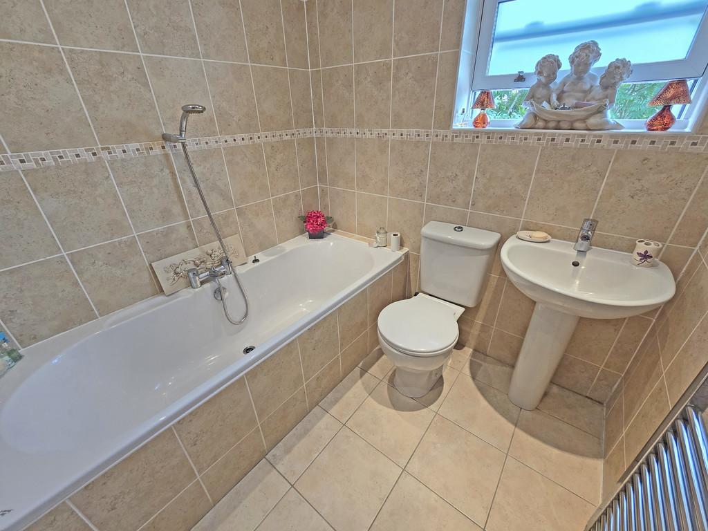 Bathroom 1 b