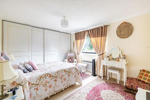 4 bedroom end of terrace house for sale, Bankside Close, Carshalton