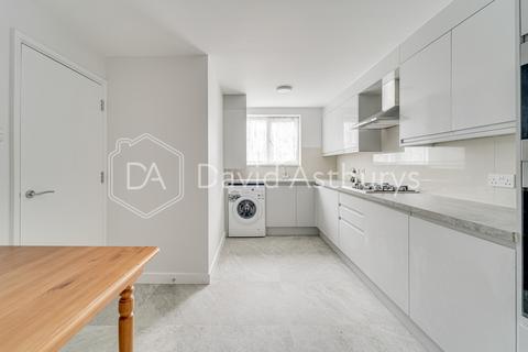 3 bedroom apartment to rent, High Road, Arnos Grove, London