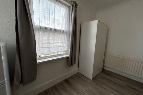 1 bedroom in a house share to rent, Gossage Road, Plumstead