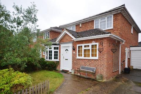 4 bedroom link detached house to rent, Challenor Close