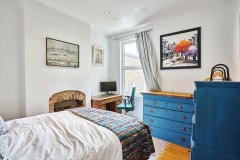 3 bedroom flat to rent, Brading Road