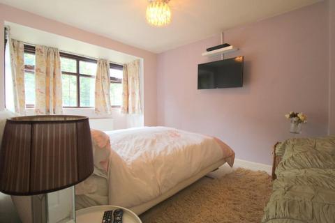 4 bedroom terraced house for sale, Eaton Green Road, Vauxhall Park, Luton, Bedfordshire, LU2 9HE