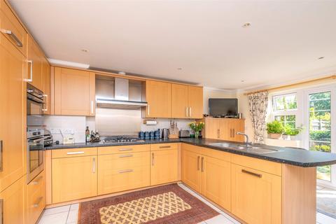 6 Hillcrest, Storrington, Pulborough, RH20 4DT