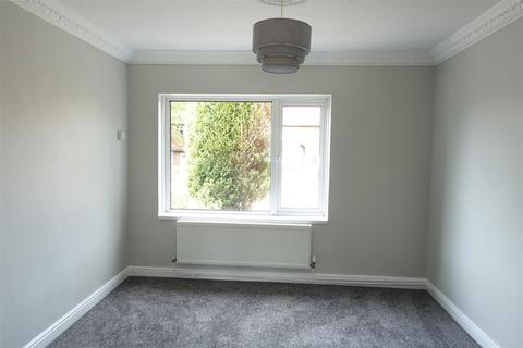 3 bedroom semi-detached house to rent, Shaftsbury Avenue, Woodlands, Doncaster