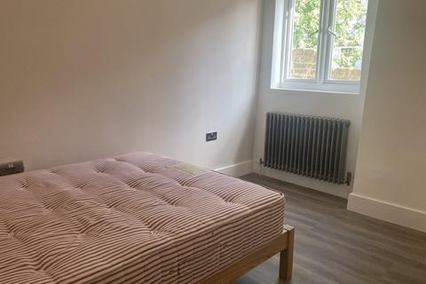 1 bedroom in a house share to rent, Wolfington Road, London SE27