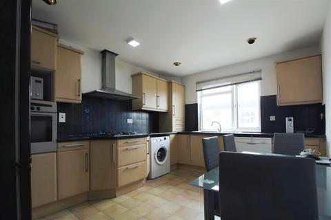 2 bedroom flat for sale, Weekes Drive, Slough