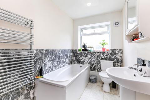 2 bedroom flat for sale, Canonbie Road, London