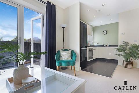 Flat 12, Violet House Reservoir Way, Ilford, IG6 3FH
