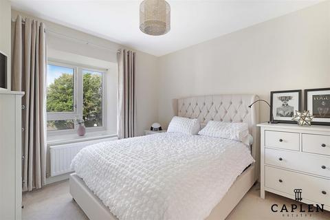 Flat 12, Violet House Reservoir Way, Ilford, IG6 3FH