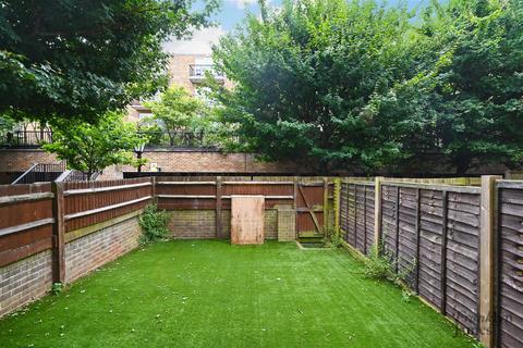 3 bedroom end of terrace house to rent, Albert Mews, London, E14