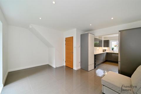 3 bedroom end of terrace house to rent, Albert Mews, London, E14