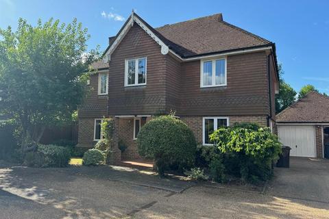 4 bedroom detached house to rent, Shuttle Close, Biddenden, Ashford