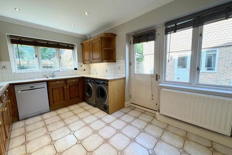 4 bedroom detached house to rent, Shuttle Close, Biddenden, Ashford