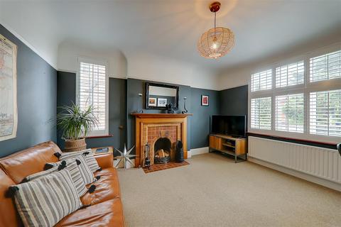 3 Second Avenue, Worthing, BN14 9NX