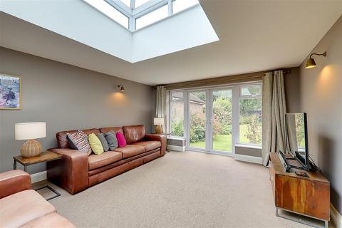 3 Second Avenue, Worthing, BN14 9NX
