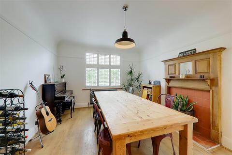 3 Second Avenue, Worthing, BN14 9NX
