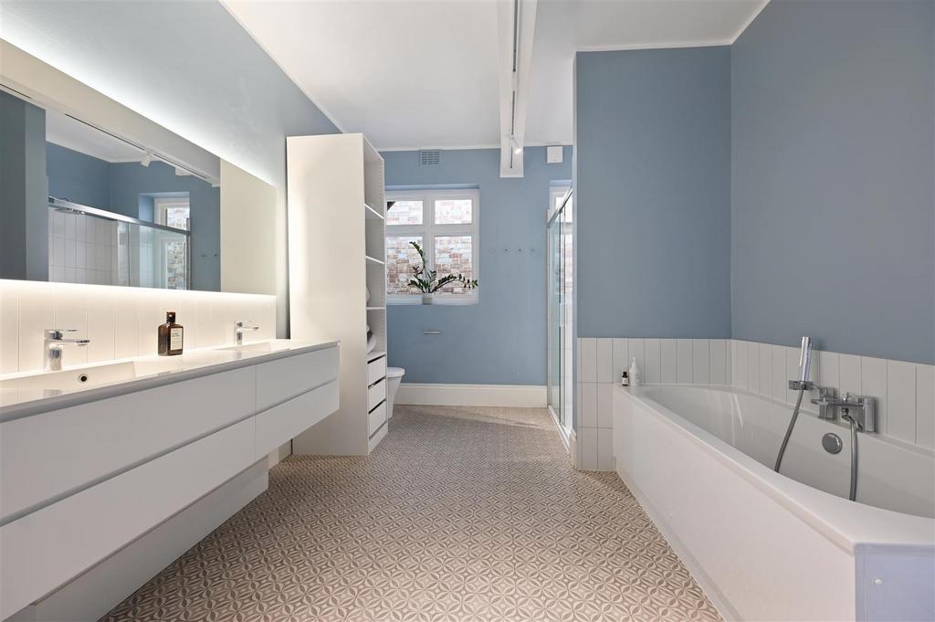 Goldhawk Road - Ensuite B3 (1).JPG