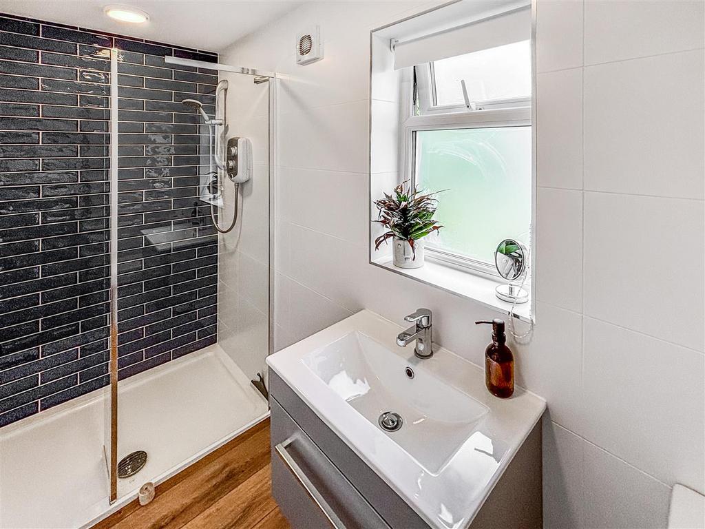 Annexe Shower Room.jpg