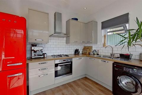 1 bedroom flat for sale, Franche Court Road, London