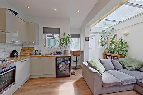 1 bedroom flat for sale, Franche Court Road, London
