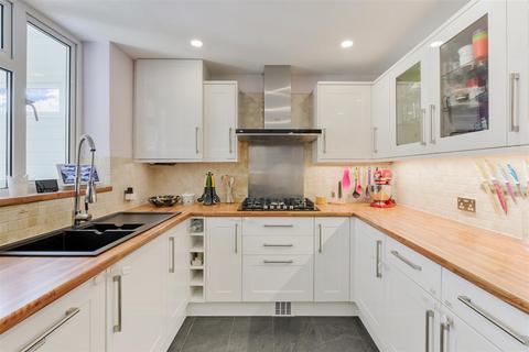 15 Bletchingley Close, Merstham, Redhill, RH1 3PL