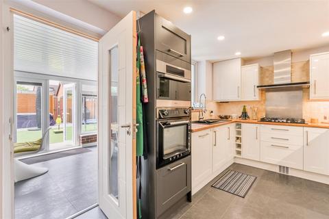 15 Bletchingley Close, Merstham, Redhill, RH1 3PL