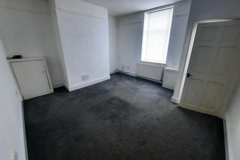 3 bedroom end of terrace house to rent, Ainsworth Road, Radcliffe
