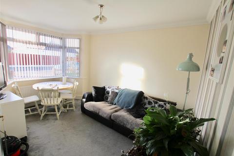 2 bedroom detached house to rent, Thornford Gardens, Prittlewell, Essex