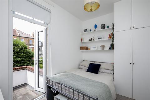 2 bedroom flat to rent, Cromford Road, London