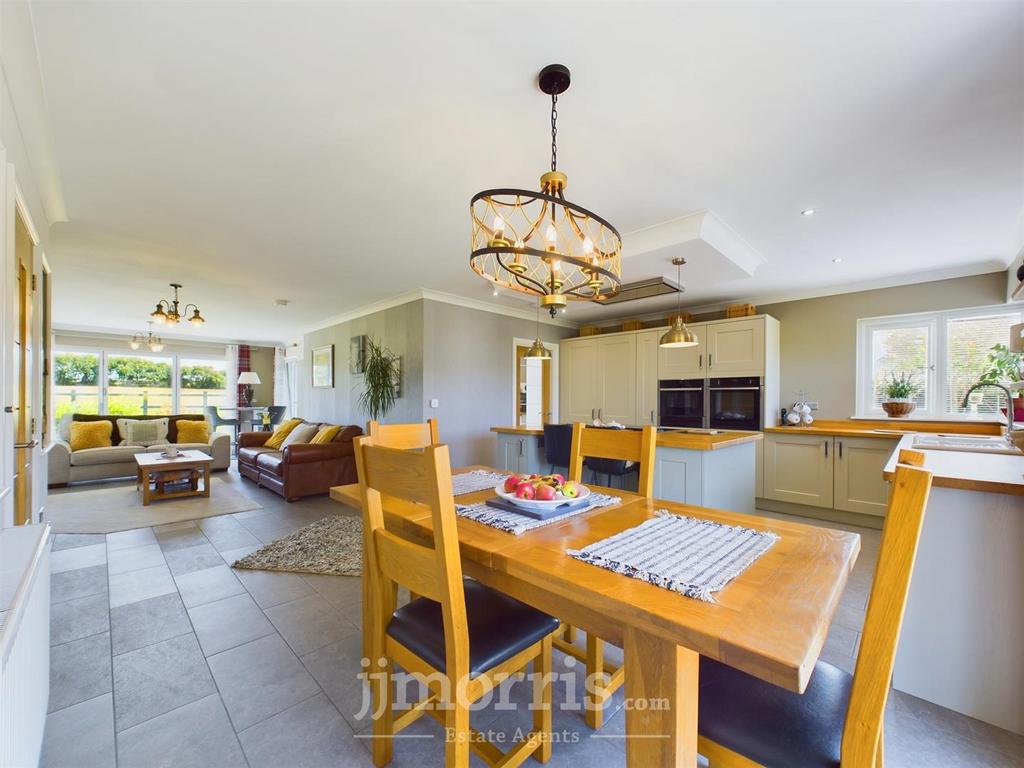 Open Plan Living Room/Kitchen