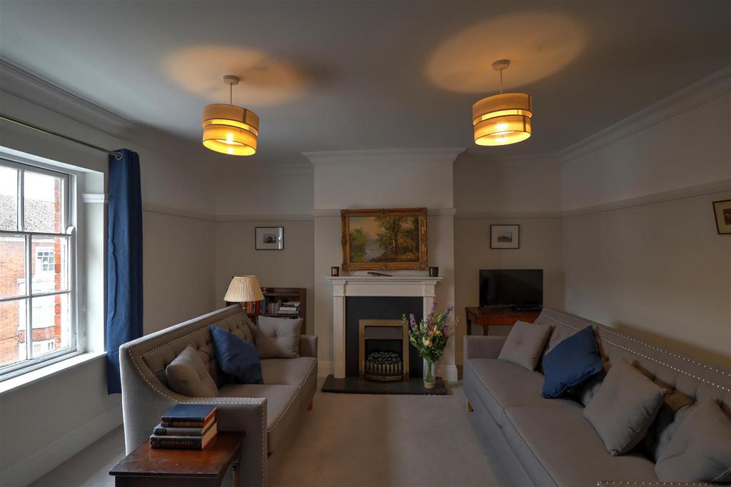 Bridge Street, Pershore 2 bed apartment to rent £995 pcm (£230 pw)