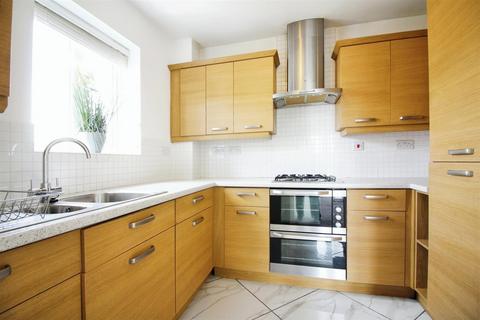 2 bedroom apartment for sale, Ash Court, Leeds LS14