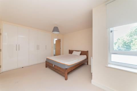 2 bedroom flat to rent, Lodge Lane, London