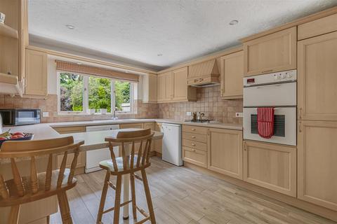 9 Pinewood Drive, Caversham, Reading, RG4 7LJ