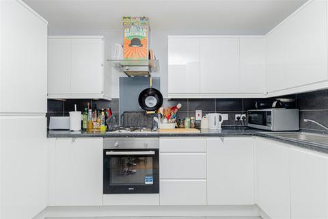 2 bedroom flat for sale, City View House, Bethnal Green Road, London